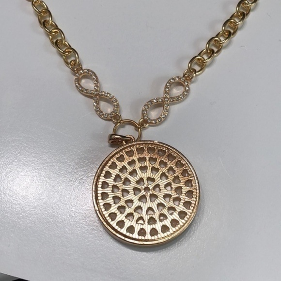 Faux gold and rhinestone medallion necklace - Picture 7 of 8